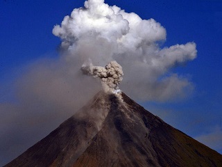 }R(Mayon Volcano)