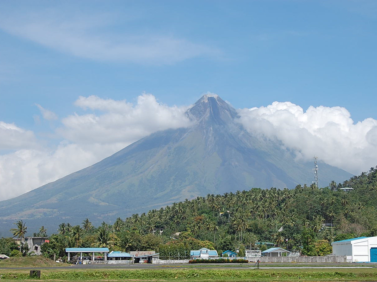 2011年2月 レガスピ空港(Legazpi Airport)のマヨン山