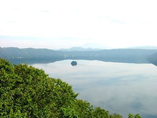 北海道：摩周湖からの斜里岳とカムイシュ島