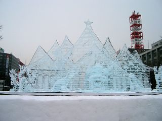 北海道：第54回さっぽろ雪まつりの大氷像 豊かな海の美しい城