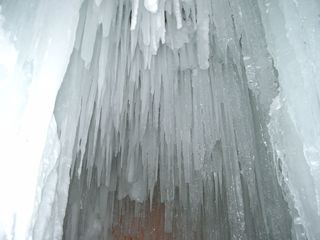 北海道：28回層雲峡氷瀑祭りの氷瀑神社
