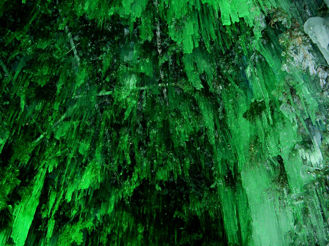 北海道：支笏湖 氷濤まつりの苔の洞門