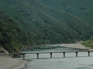 高知県：四万十川の岩間沈下橋