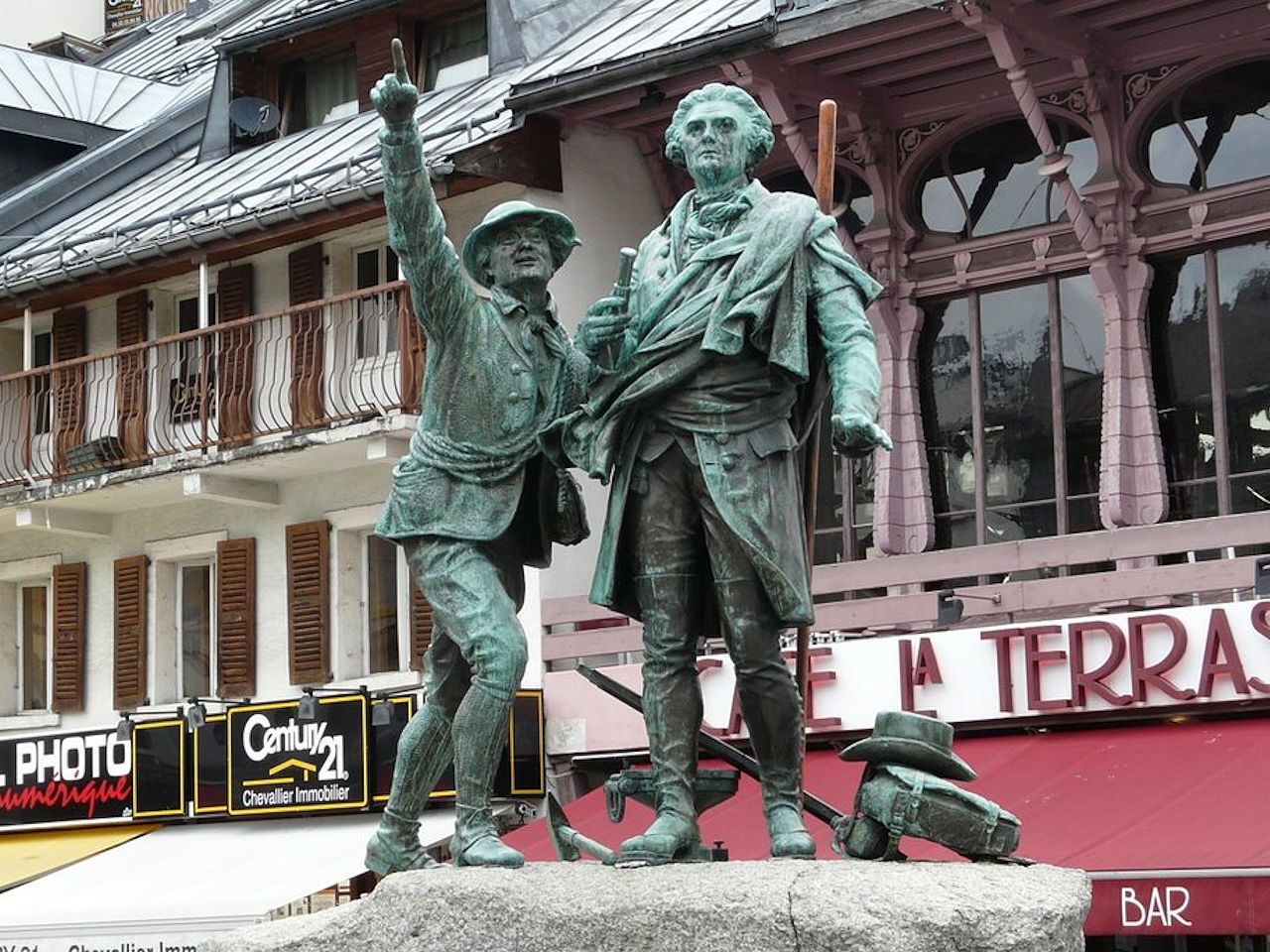 フランス：シャモニーのソシュールとバルマの像