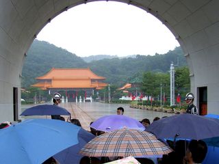 台湾：忠烈祠の中央広場と衛兵