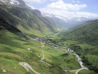スイス：アンデルマットへの峠 フルカ山岳蒸気鉄道レアルプ駅