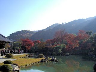 京都府：天龍寺の曹源池庭園と大方丈