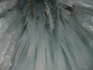 北海道：33回層雲峡氷瀑祭りの氷のつらら