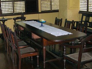 ラグナ州(Laguna)：リサール記念館(Rizal shrine calamba)のダイニングテーブル