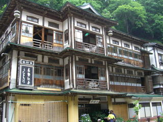 山形県：銀山温泉の木造バルコニー建築