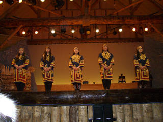 北海道：アイヌコタンのアイヌ古式舞踊
