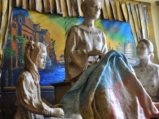 バタンガス州：マルセラ・アゴンシリオ記念館の3人の像
