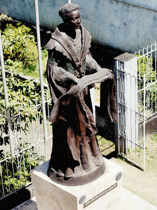 バタンガス州：マルセラ・アゴンシリオ記念館のマルセラ像
