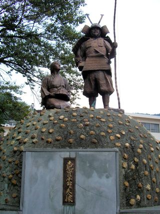 神奈川県：湯河原温泉の土肥實平公夫妻の像