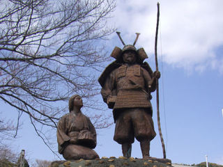 神奈川県：湯河原の土肥実平夫妻像