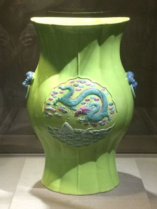 台湾：国立故宮博物院の緑地魚龍図花式瓶 