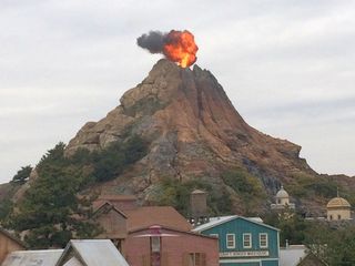 千葉県：東京ディズニーシーのプロメテウス火山号