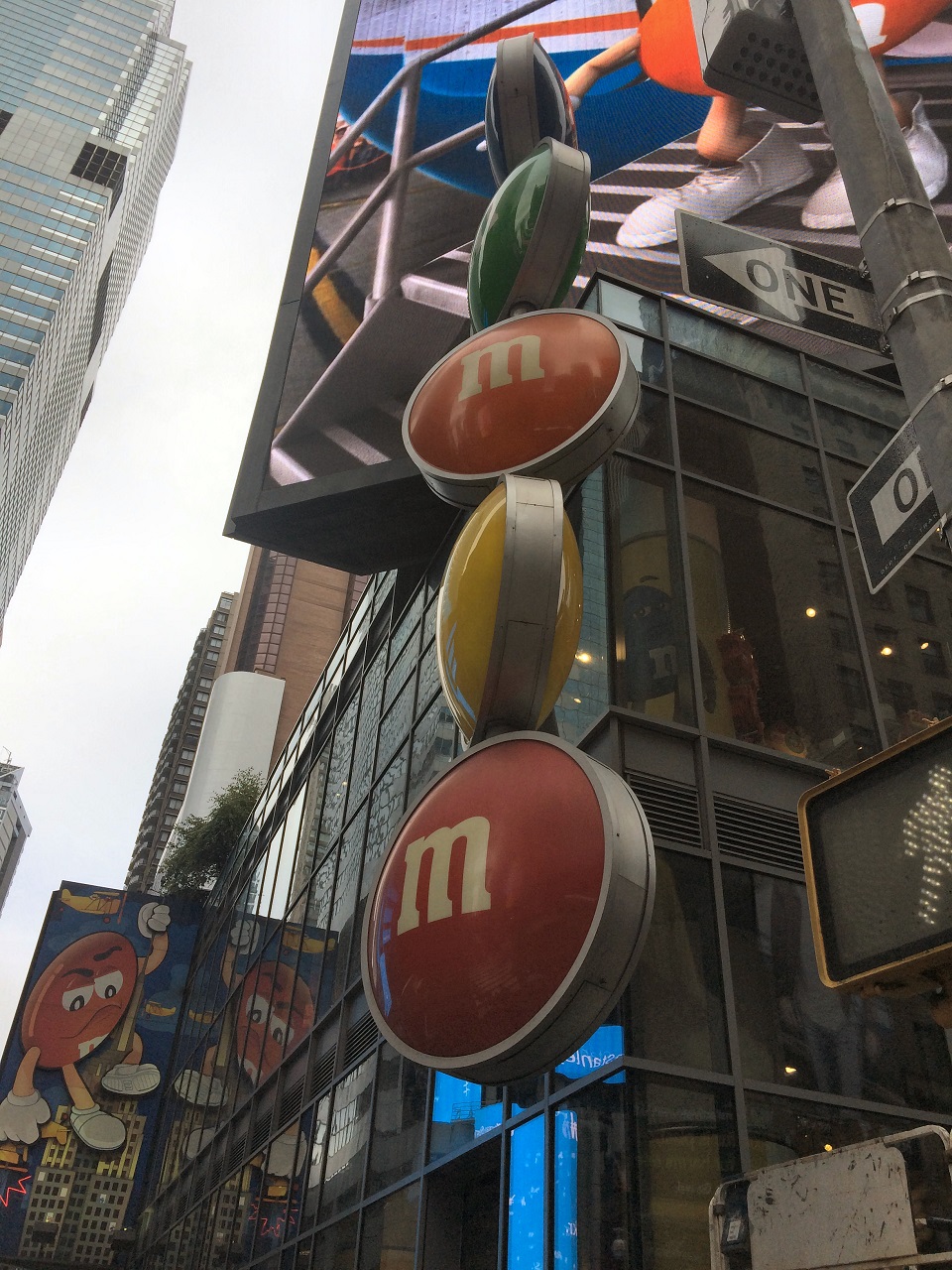 NY：M&M’sの看板