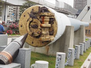 神奈川県：ヴェルニー公園の陸奥の砲身と砲弾